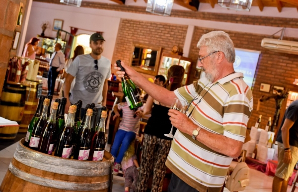 BODEGA CON TURISTAS.jpg